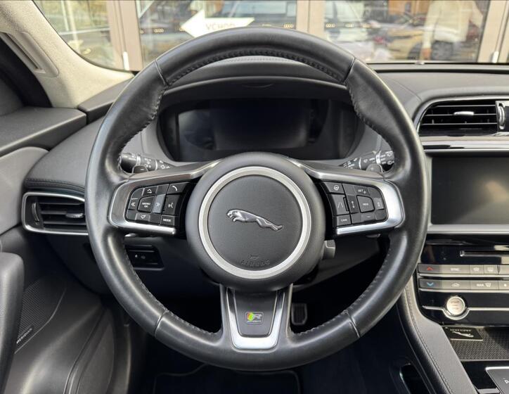 Jaguar F-Pace 18