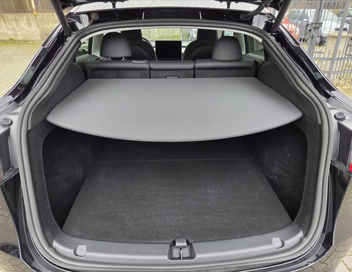 Tesla Model Y 10