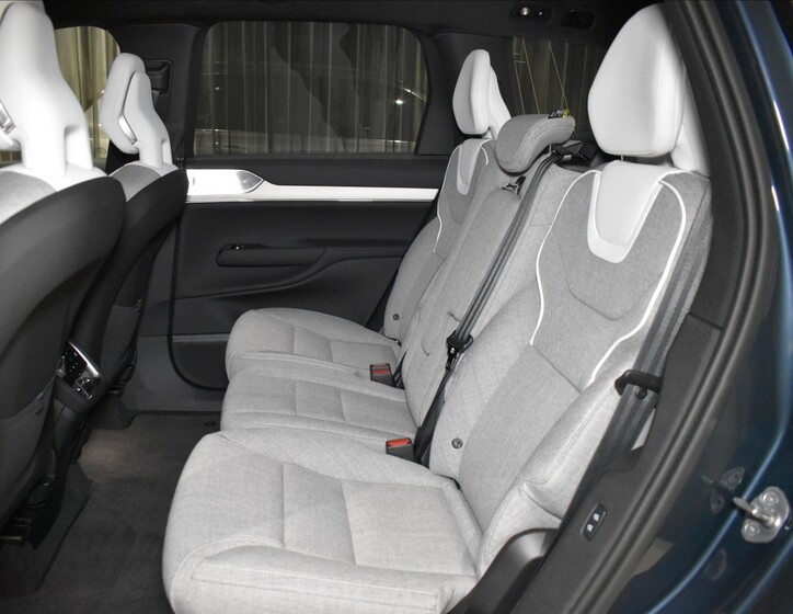 Volvo EX90 27