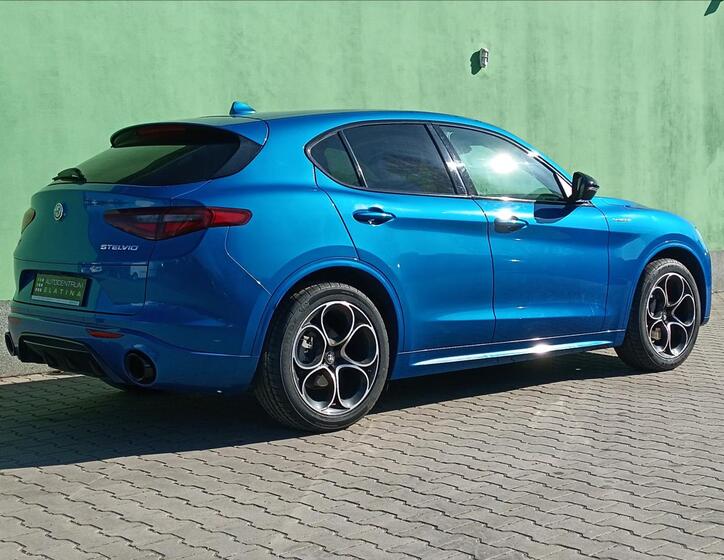Alfa Romeo Stelvio 7