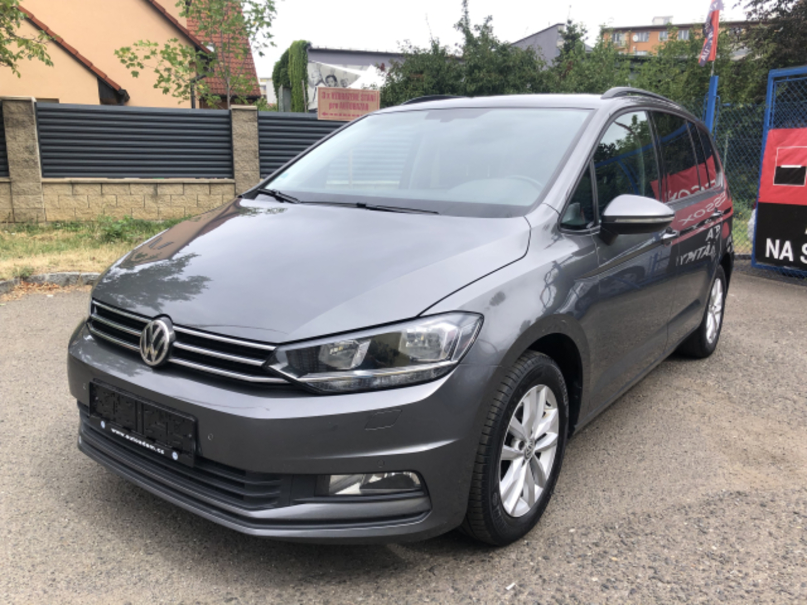 Volkswagen Touran 1