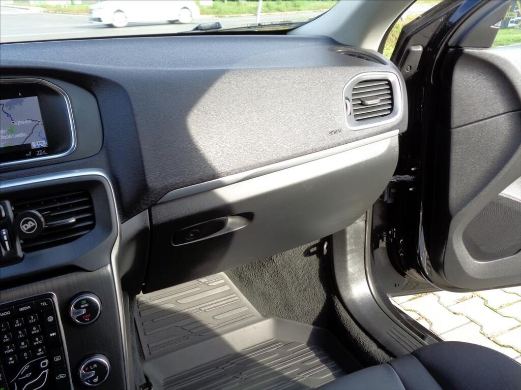 Volvo V40 25