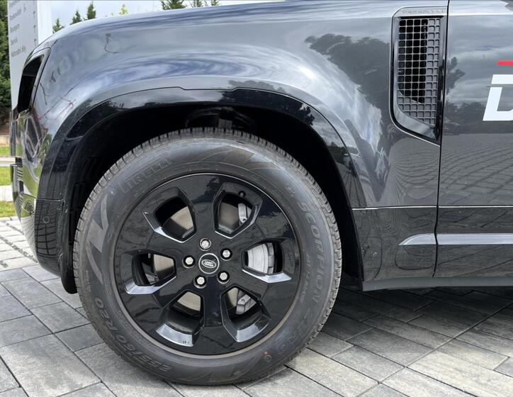 Land Rover Defender 3
