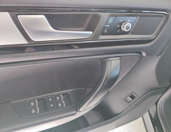 Volkswagen Touareg 8