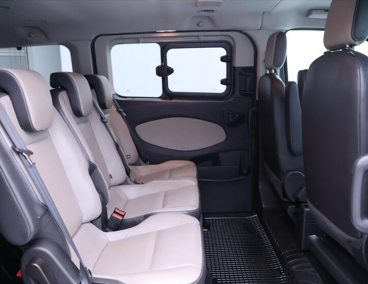 Ford Tourneo Custom 13