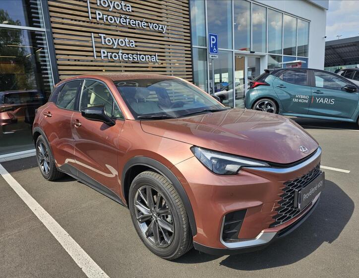 Lexus LBX 17
