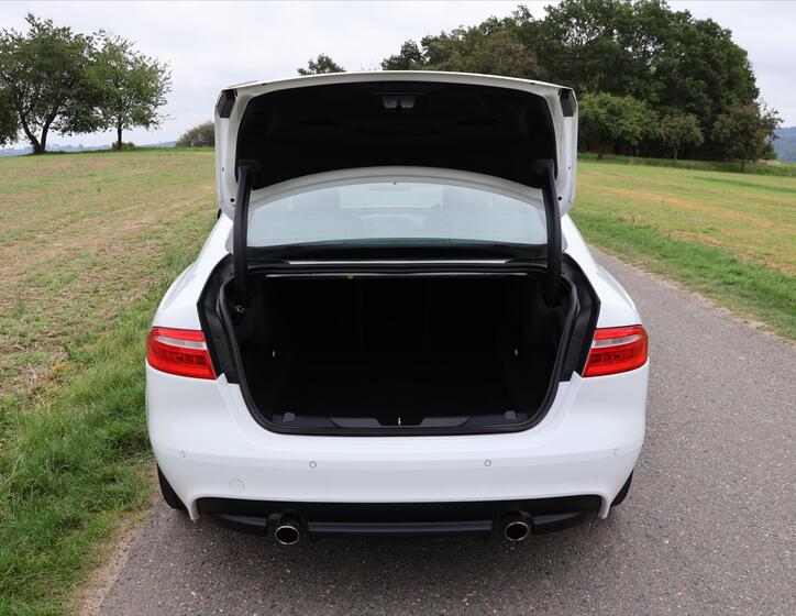 Jaguar XE 9
