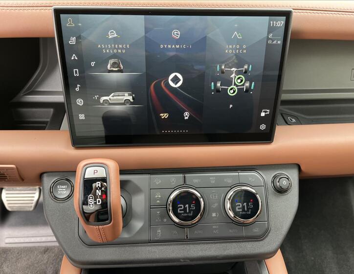 Land Rover Defender 22