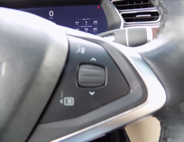Tesla Model X 35