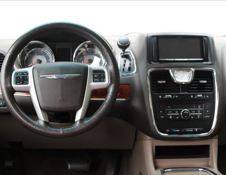 Chrysler Town & Country 17