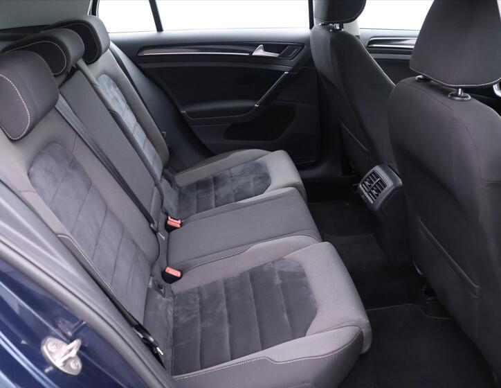 Volkswagen Golf 11
