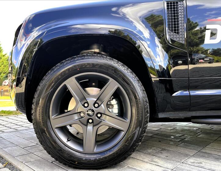 Land Rover Defender 3