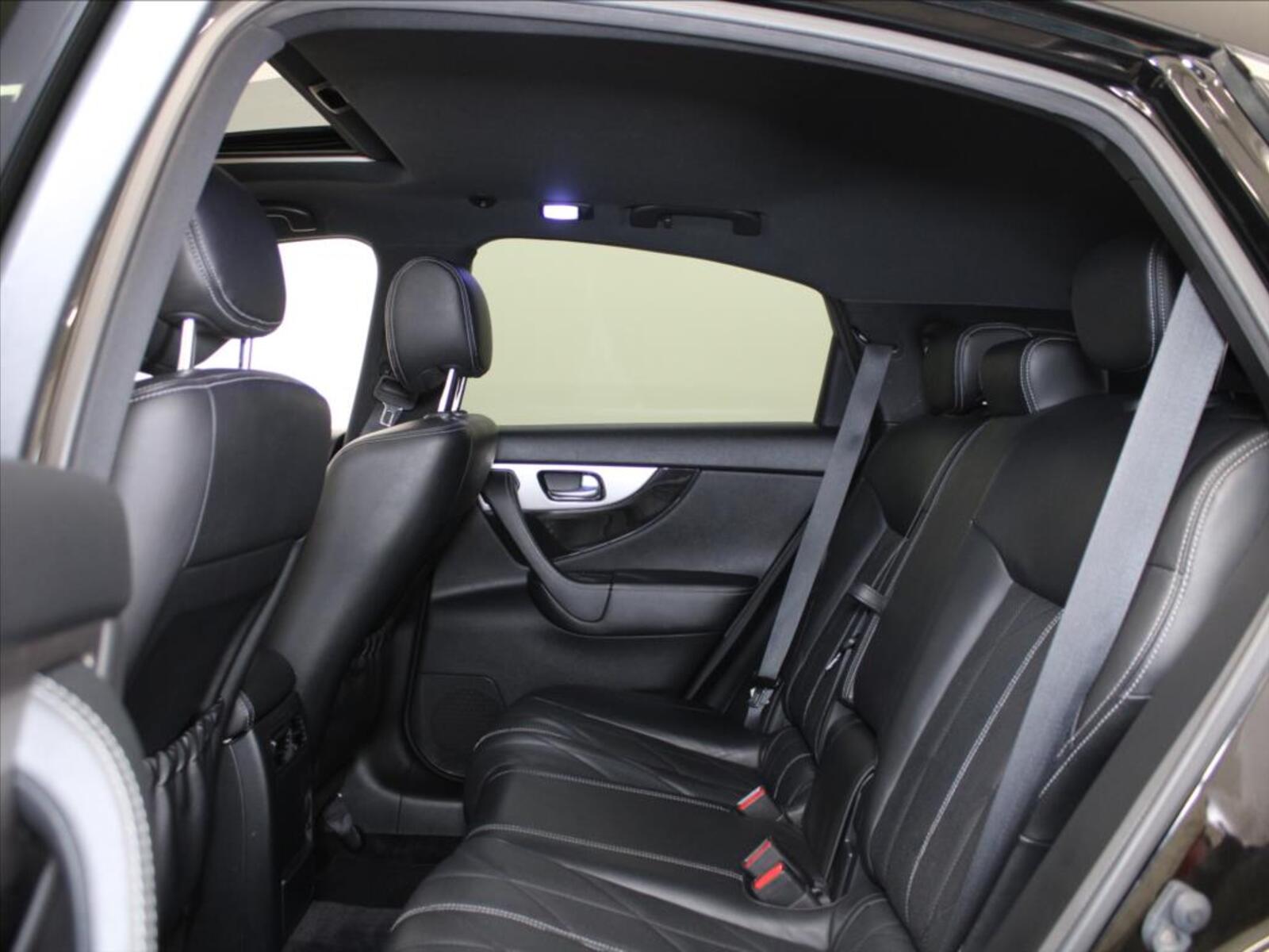 Infiniti FX30 7