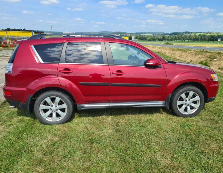 Mitsubishi Outlander 2