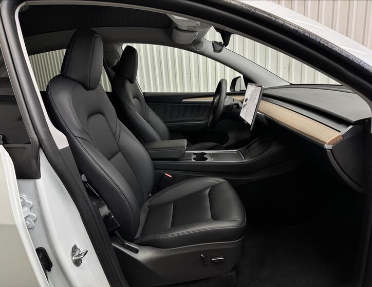 Tesla Model Y 32