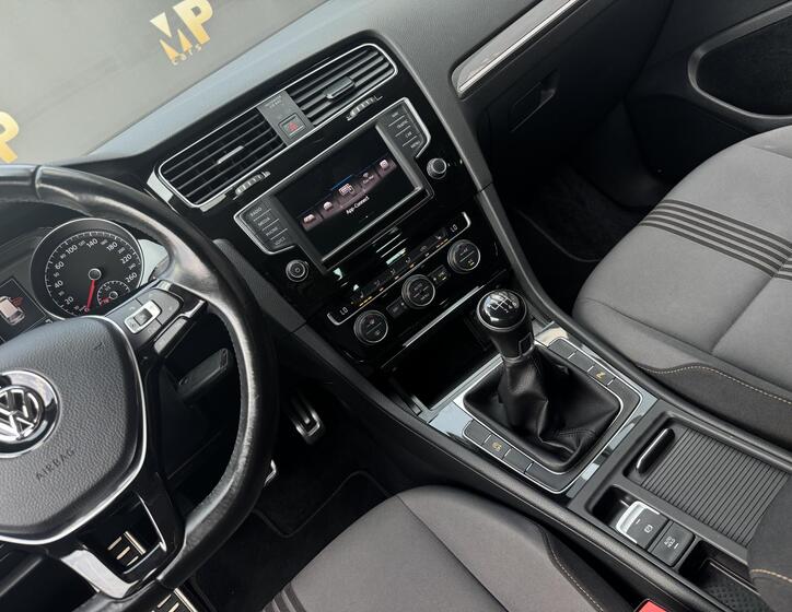 Volkswagen Golf 23