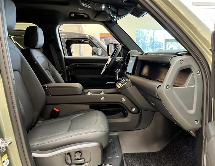 Land Rover Defender 22