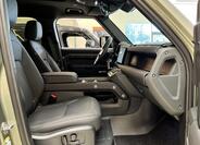 Land Rover Defender 22