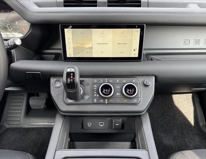 Land Rover Defender 16