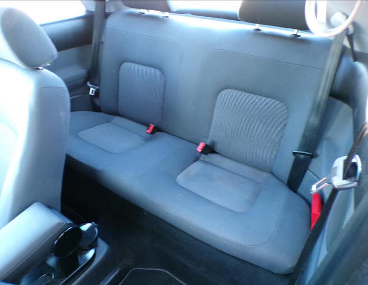 Volkswagen New Beetle 13