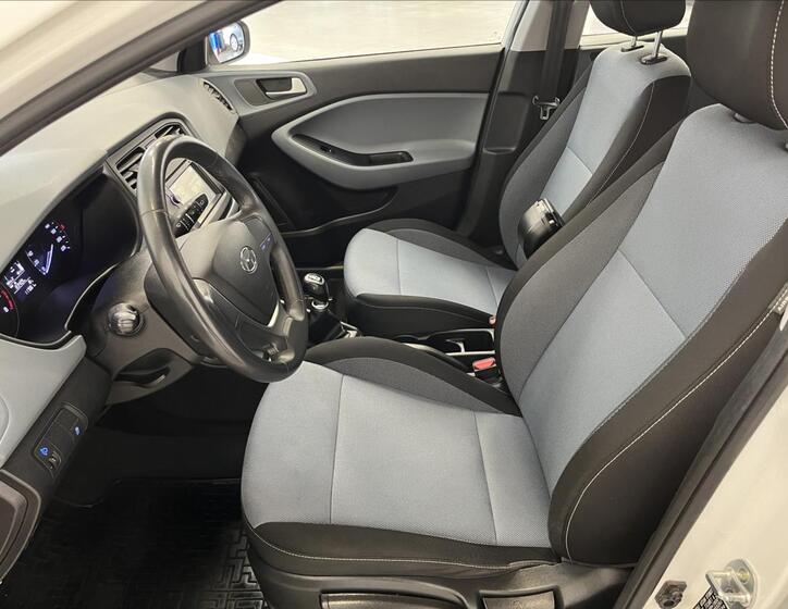 Hyundai i20 15