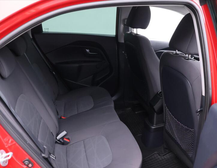 KIA Rio 13