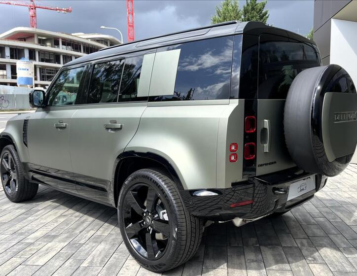 Land Rover Defender 4