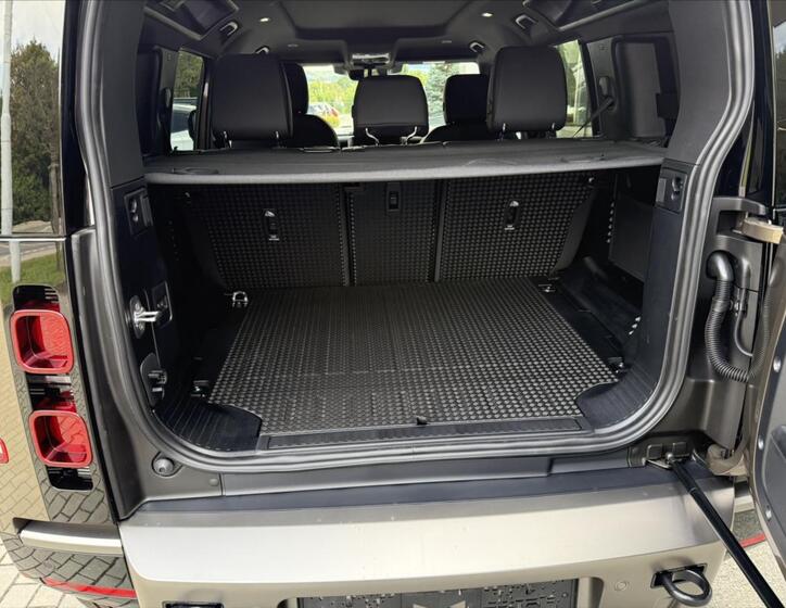 Land Rover Defender 31