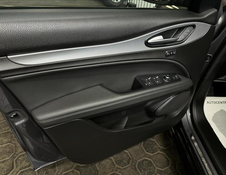 Alfa Romeo Stelvio 14