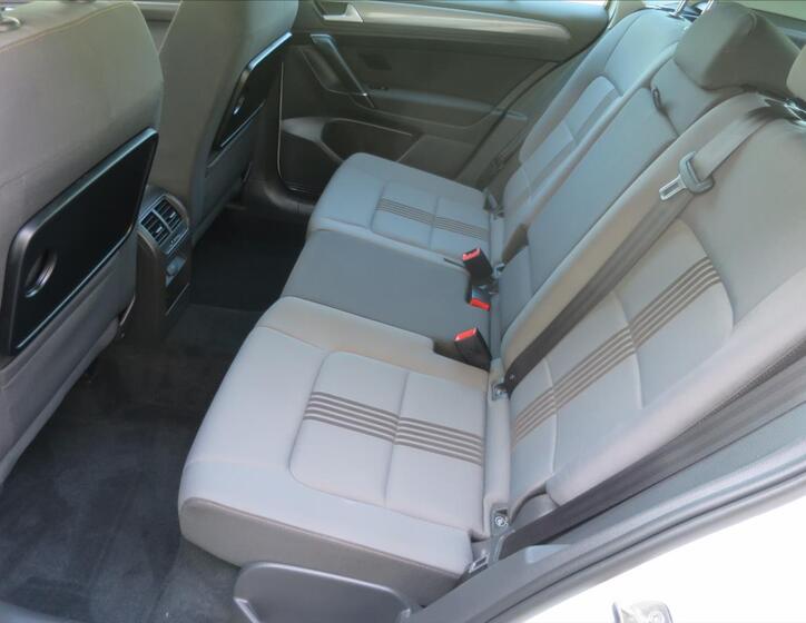 Volkswagen Golf 16