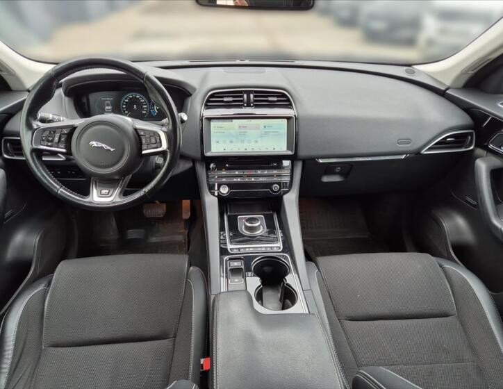 Jaguar F-Pace 9
