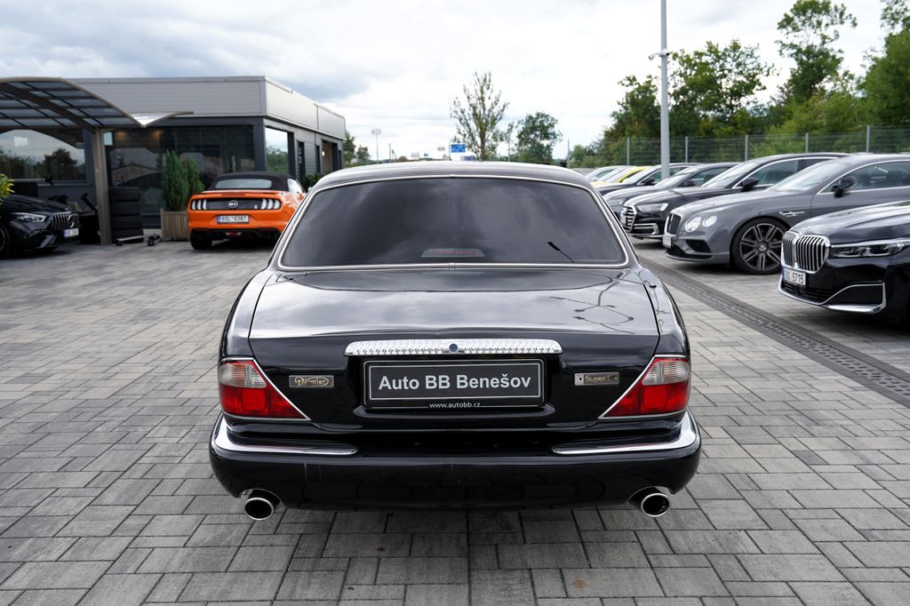 Jaguar XJR