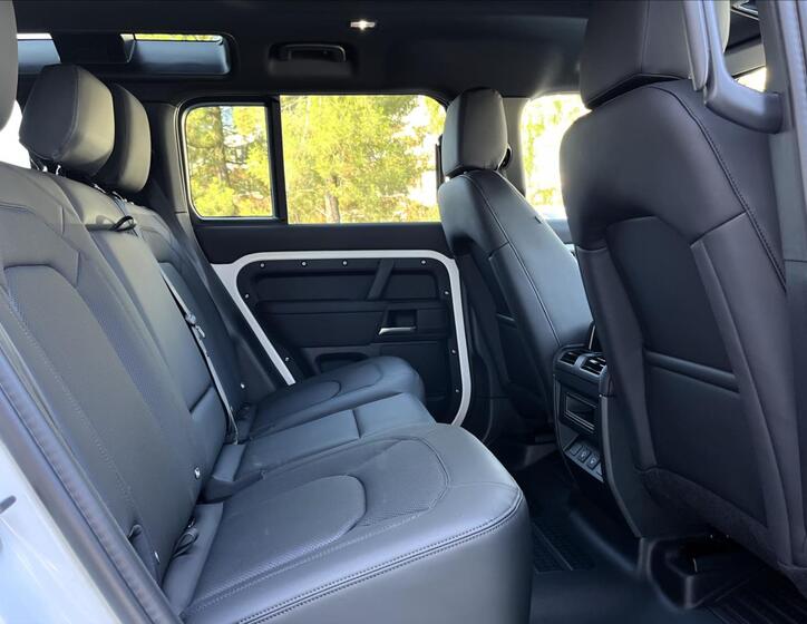 Land Rover Defender 34