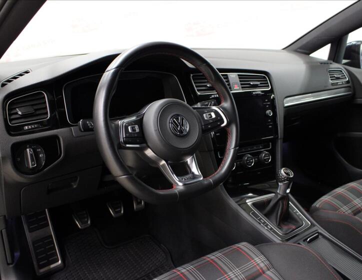 Volkswagen Golf 11