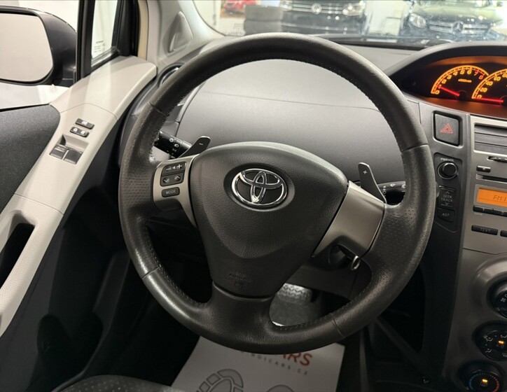 Toyota Yaris 16