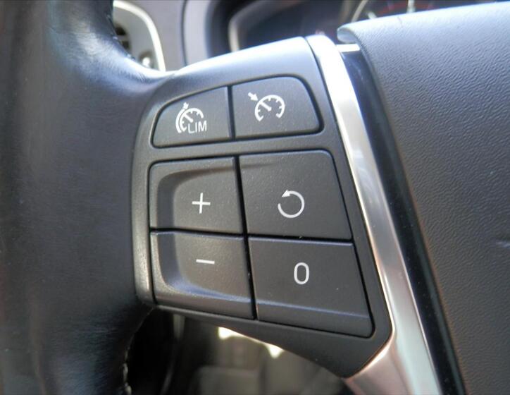 Volvo V40 24