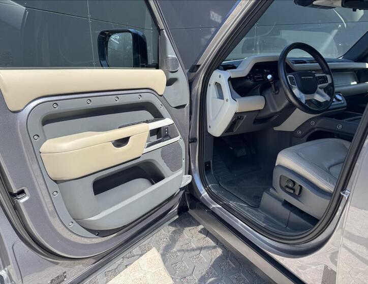 Land Rover Defender 14