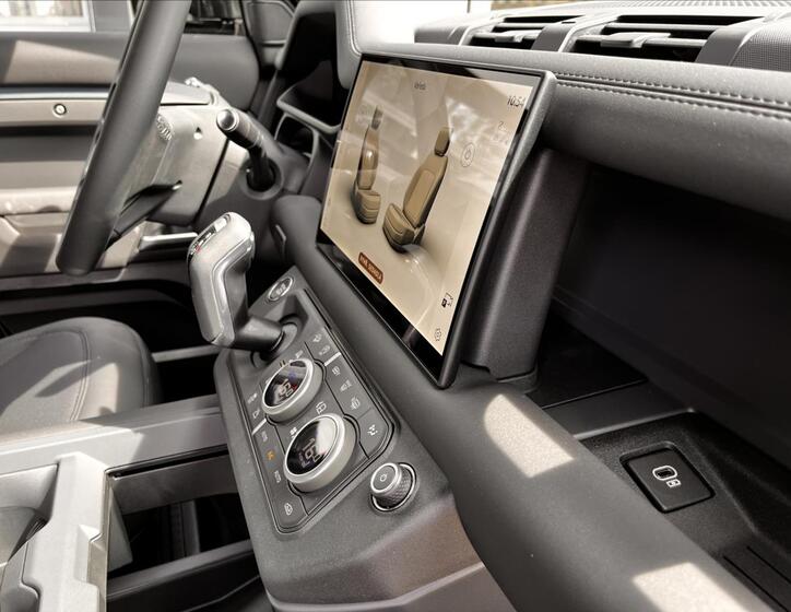 Land Rover Defender 26