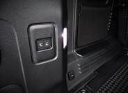 Land Rover Defender 6