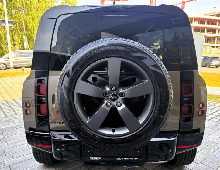 Land Rover Defender 4