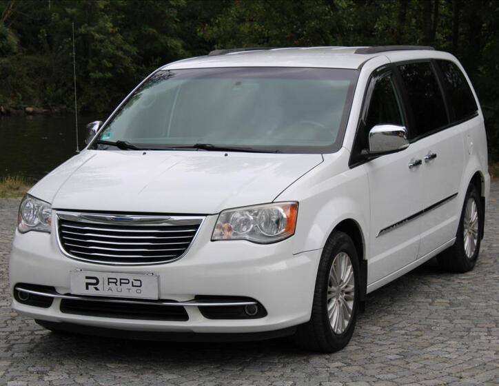 Chrysler Town & Country 1