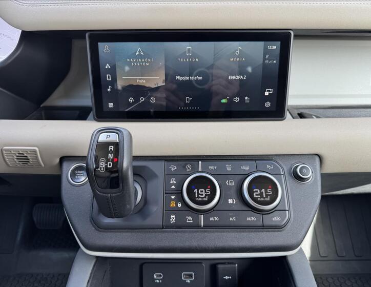 Land Rover Defender 15