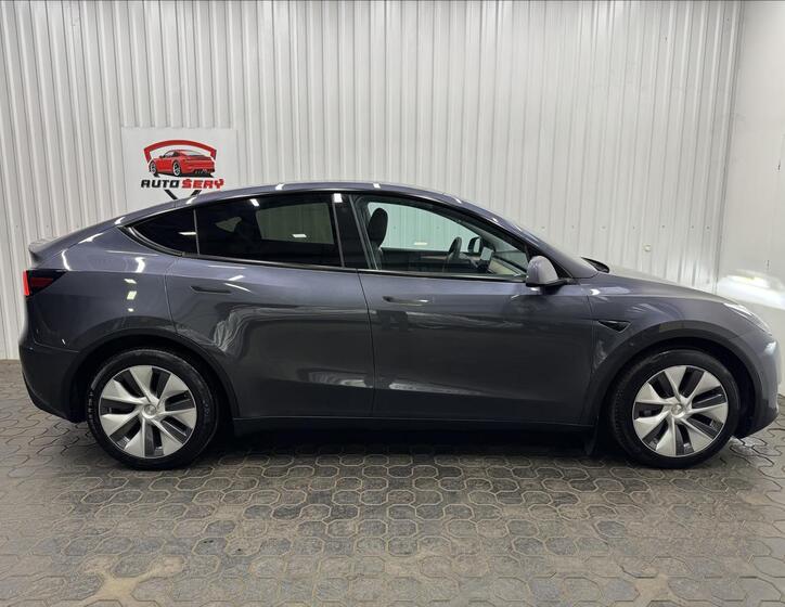 Tesla Model Y 10