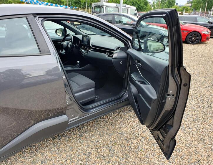Toyota C-HR 10