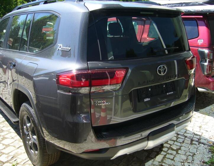 Toyota Land Cruiser 5