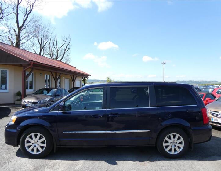 Chrysler Town & Country 5