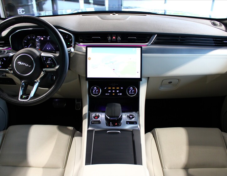 Jaguar F-Pace 15