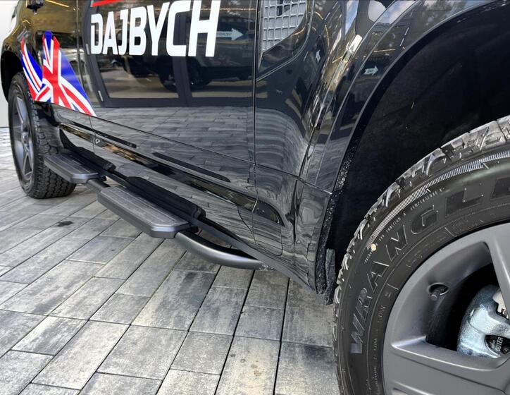 Land Rover Defender 10