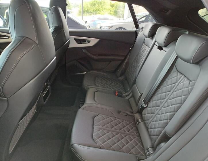 Audi Q8 10