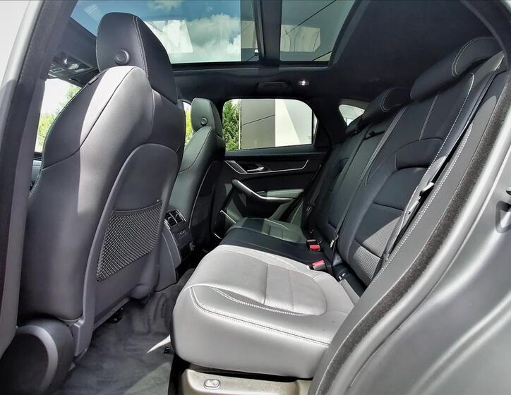 Jaguar F-Pace 39